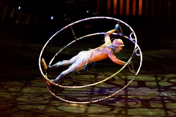 Artisten überspringen Seil bei Cirque du Soleil-Show "Quidam"  - Foto, Bild