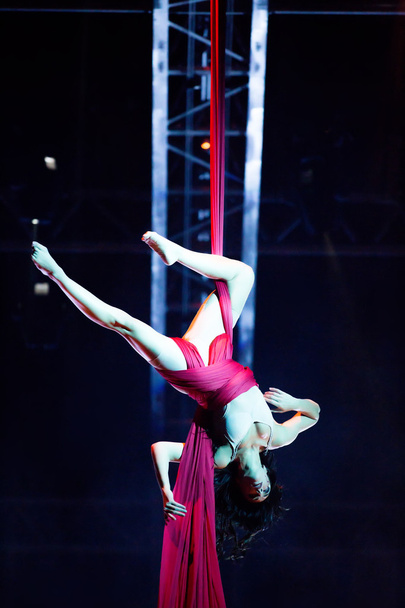 Performers skipping Rope at Cirque du Soleil's show 'Quidam'  - Φωτογραφία, εικόνα