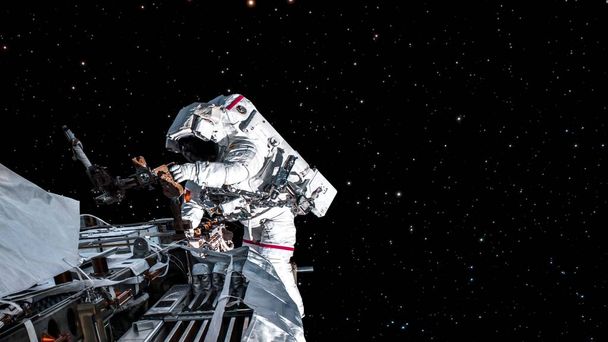 Astronaut Raumfahrer machen Weltraumspaziergang, während er für Raumfahrtmission arbeitet - Foto, Bild