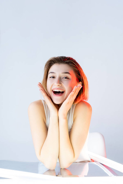 szépség arc bőrápolás kozmetológia mosolygós nő - Fotó, kép