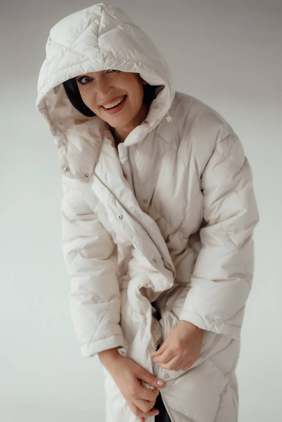 Retrato mulher sênior feliz em casaco branco. Idosos estilo de vida em casa conceito - Foto, Imagem