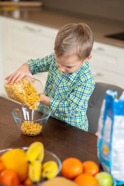 Kid preparing a cold oatmeal dish for breakfast - Foto, immagini