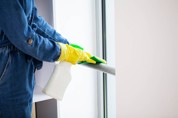 A női profi takarító egy modern cég irodáját takarítja. - Fotó, kép