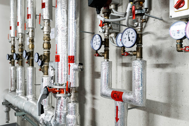 Barómetros en tuberías de presión, locales subterráneos de la fábrica con tecnología de distribución de calor y agua - Foto, imagen