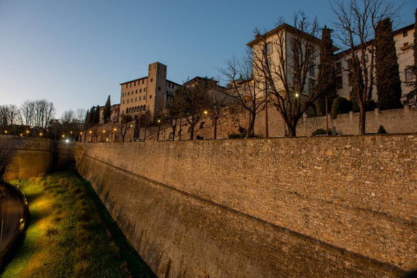 Венеціанські стіни Бергамо є вражаючим архітектурним будівництвом. - Фото, зображення