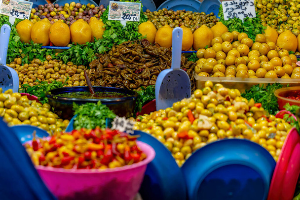 Małe owoce, warzywa i mięso są sprzedawane na otwartym rynku w niebieskim mieście Medina z Fez, Maroko, Afryka. - Zdjęcie, obraz