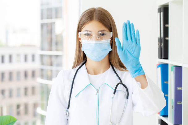 Młoda pielęgniarka w kamerze w masce chirurgicznej - Zdjęcie, obraz