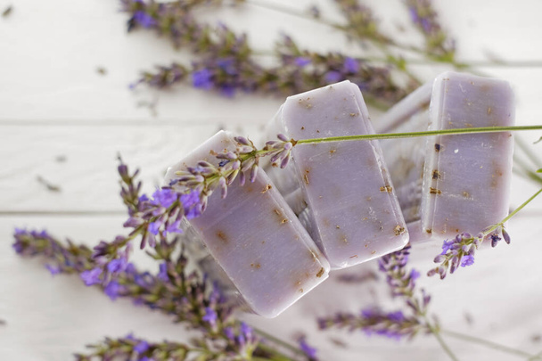 Sabão de lavanda. barras de sabão roxo e aroma branches.lavender. Beleza e aromaterapia. - Foto, Imagem