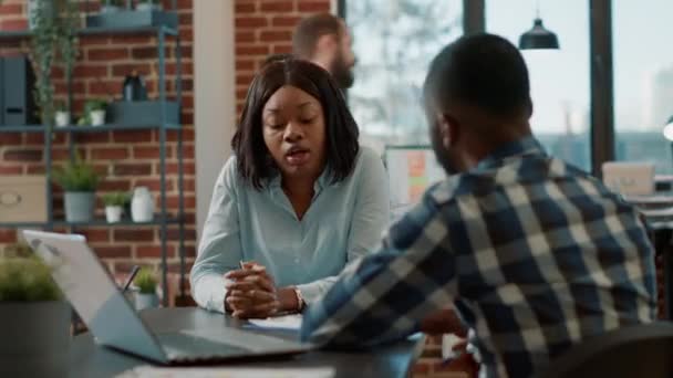 Afrikkalainen amerikkalainen mies ja nainen osallistuu työhaastatteluun - Materiaali, video