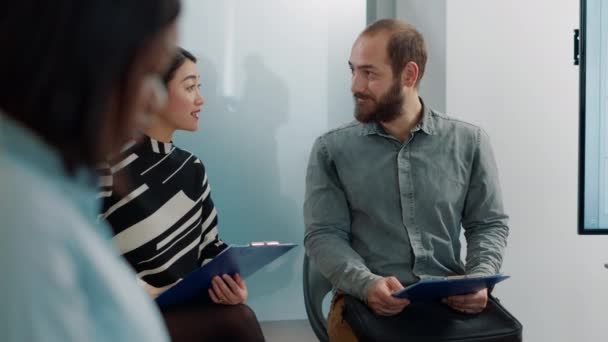 Hombre y mujer asiática teniendo conversación sobre oferta de trabajo - Metraje, vídeo