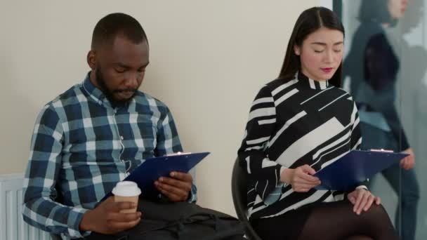 Grupo multiétnico de personas esperando en la cola en la entrevista de trabajo - Metraje, vídeo