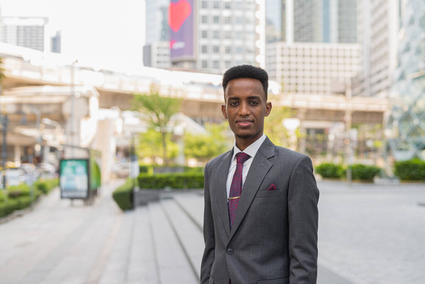 都市の若い成功したアフリカのビジネスマンの屋外の肖像 - 写真・画像