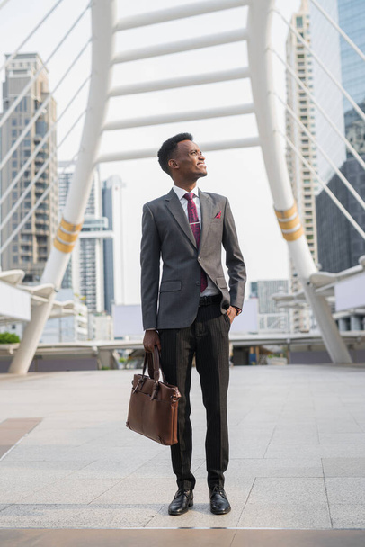 Muotokuva nuorten onnistuneen Afrikkalainen liikemies ulkona kaupungissa - Valokuva, kuva