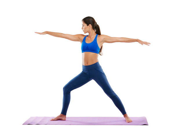 Идеальная техника. Снимок спортивной молодой женщины, практикующей йогу на белом фоне. - Фото, изображение