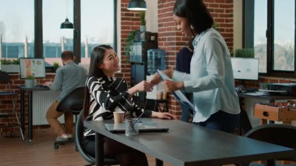 Empleada de Recursos Humanos saludando solicitante femenino en entrevista de trabajo - Metraje, vídeo