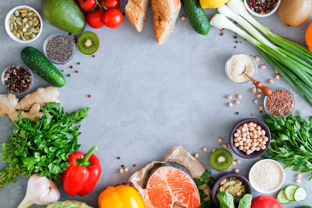 Struttura alimentare di ingredienti di cottura biologici per una sana alimentazione sulla tavola della cucina vista dall'alto - Foto, immagini