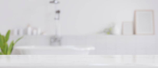 Witte marmeren badkamer aanrecht met kopieerruimte voor montage van uw product display over wazig witte luxe badkamer op de achtergrond. 3d weergave, 3d illustratie - Foto, afbeelding