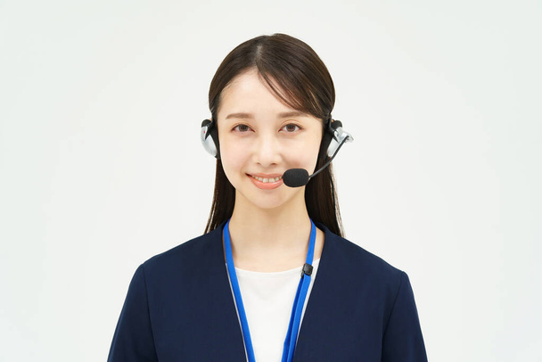 Mulher asiática em um terno vestindo um fone de ouvido - Foto, Imagem