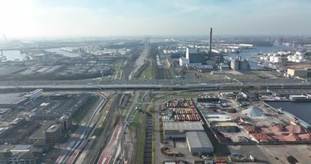 Průmyslové zóny kontejnery továrny a podniky v Amsterdamu Westhaven, Nizozemsko, Evropa. Dopravní dálnice a železniční tratě logistika a přístav. - Záběry, video