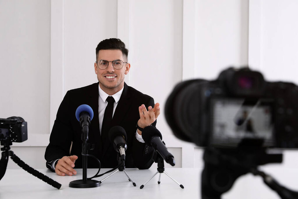 Business man giving interview at official event - Fotoğraf, Görsel