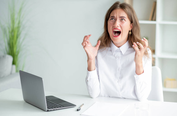 furious anger office woman work difficulties - Foto, afbeelding