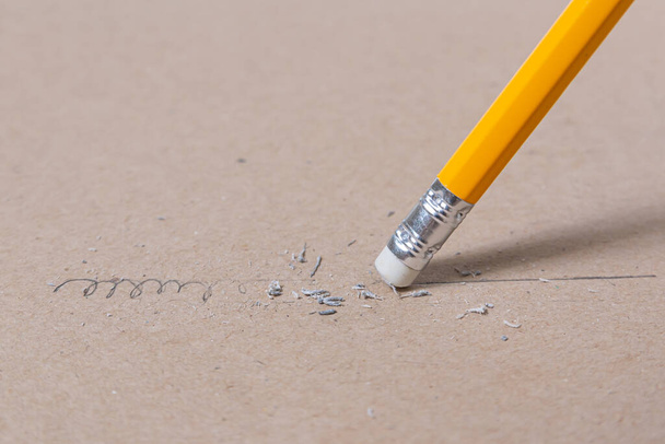 Закрыть ластик карандаш прямая линия и кривая линия, Ошибка и неудачная концепция, Ластик карандаш с бровью бумаги - Фото, изображение