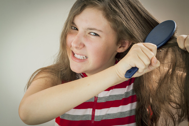  adolescente chica peinando cabello
 - Foto, imagen