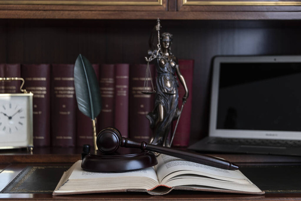 Δικηγόρος και συμβολαιογράφος. Άγαλμα της δικαιοσύνης θέα κοντινό πλάνο - Φωτογραφία, εικόνα