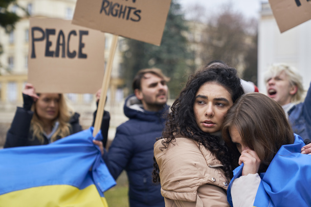 Gruppe junger Kaukasier demonstrieren gegen den Krieg in der Ukraine  - Foto, Bild