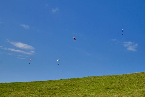 Paragliders in the sky at Niedere in Bregenzerwald. Vorarlberg, Austria. High quality photo - Foto, Imagem