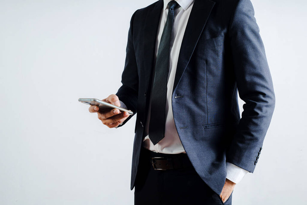 hombre de negocios usando el teléfono móvil sobre un fondo blanco - Foto, imagen