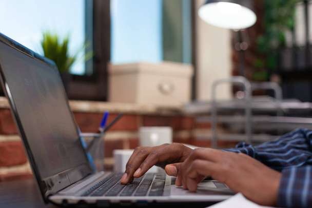 Focus op startup werknemer handen typen van zakelijke gegevens op laptop toetsenbord - Foto, afbeelding