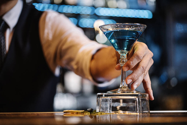 Barman is making cocktail at night club. - Φωτογραφία, εικόνα