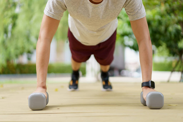 Активний азіатський спортсмен робить вправи на вагу тіла, людина робить поштовх до тренування з тупиком. Інтенсивні тренування з будівництва тіла. - Фото, зображення