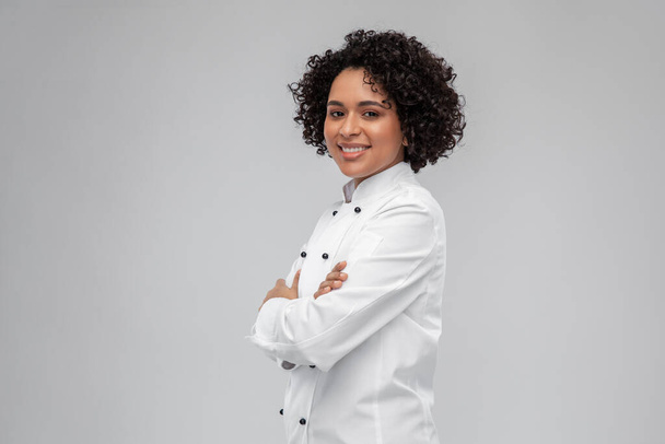 χαμογελαστή γυναίκα σεφ σε λευκό σακάκι - Φωτογραφία, εικόνα