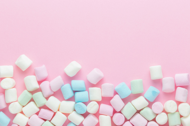 Frame gemaakt van marshmallows. Marshmallows op roze achtergrond - Foto, afbeelding
