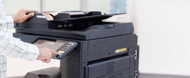 Botão da imprensa do empresário no painel da rede da fotocopiadora da impressora, trabalhando em fotocópias no conceito do escritório, impressora é equipamento da ferramenta do trabalhador de escritório para o papel da varredura e da cópia. - Foto, Imagem