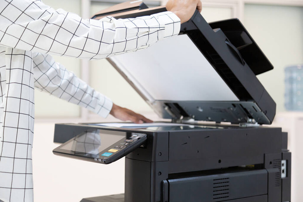 Geschäftsmann drücken Taste auf der Platte des Druckers Fotokopierer-Netzwerk, Arbeiten an Fotokopien im Bürokonzept, Drucker ist Büroangestellte Werkzeug Ausrüstung zum Scannen und Kopieren von Papier. - Foto, Bild