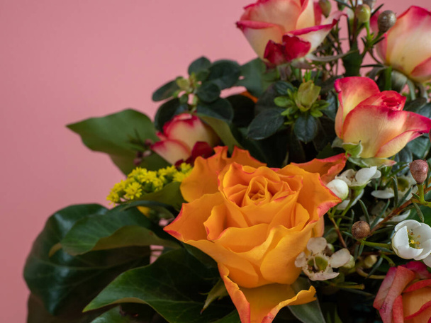 Καλάθι με λουλούδια σε ροζ φόντο. Όμορφο μπουκέτο λουλούδια - Φωτογραφία, εικόνα