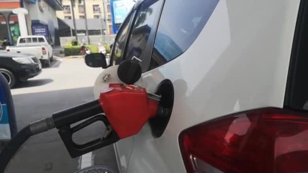 A benzin feltöltése az autó videójában - Felvétel, videó