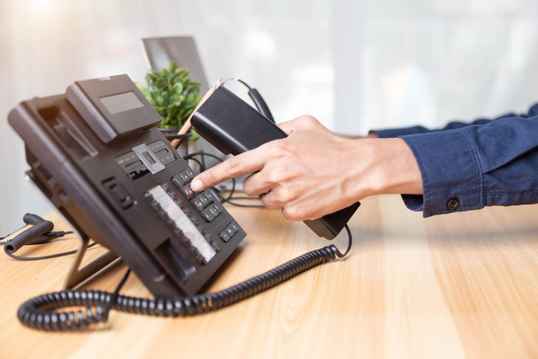 Pracovník call centra ruční bod stisknout tlačítko číslo na telefonní kanceláři stolu, Komunikační podpora, call centrum a zákaznický servis help desk. pro (call centrum) koncept - Fotografie, Obrázek