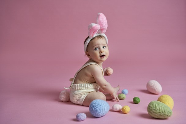 Lindo bebé vistiendo traje de conejo mirando hacia otro lado - Foto, imagen