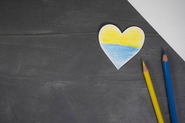 Patrón del corazón, bandera azul-amarilla de Ucrania. revención de las hostilidades en Ucrania. Concepto de paz. No hay guerra, detener la guerra, agresión rusa. - Foto, imagen