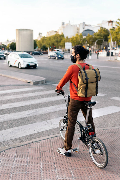 Man Riding Bike in the City - Valokuva, kuva