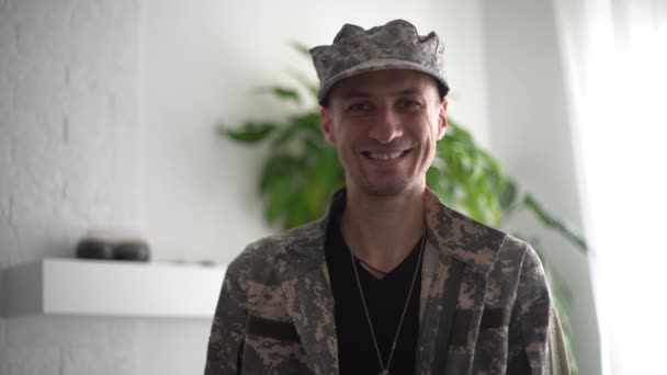 Πορτραίτο ενός άνδρα με στρατιωτική στολή, πρόσωπο με κάμερα - Πλάνα, βίντεο