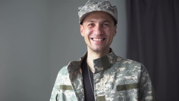 Egy férfi portréja katonai kimerültségben, szemtől szemben a kamerával. - Felvétel, videó