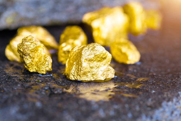 Gold auf dem Steinboden: Mit Geschäftspartnern zum Erfolg und zu Anlagekonzepten. - Foto, Bild