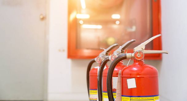 extintores de incendios disponibles en situaciones de emergencia. - Foto, Imagen