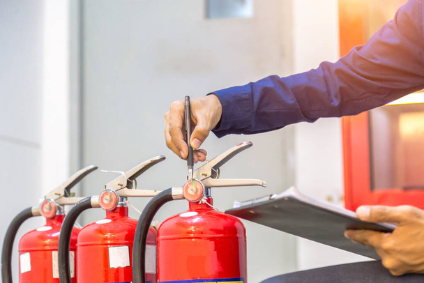 Ingenieur überprüft industrielles Brandschutzsystem, Brandmelder, Brandmelder, Anti-Feuer-System im Brandfall. - Foto, Bild