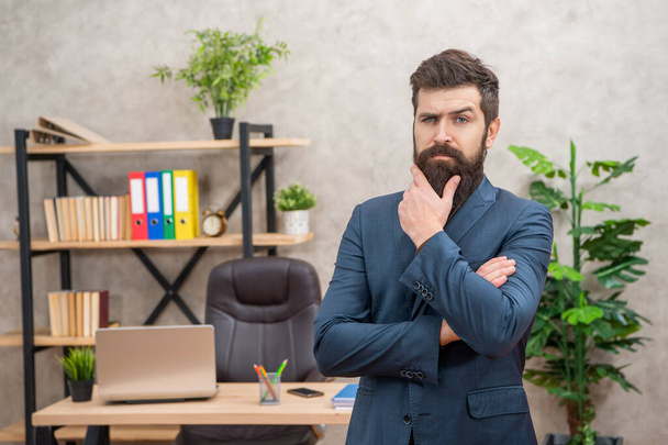 уверенный бородатый босс носить костюм в офисе с копировальным местом, бизнес - Фото, изображение